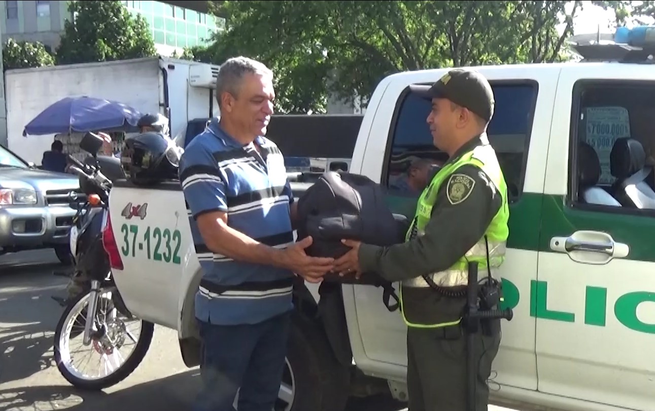 Con labores de perifoneo policía que halló dinero y elementos los regresó a su propietario