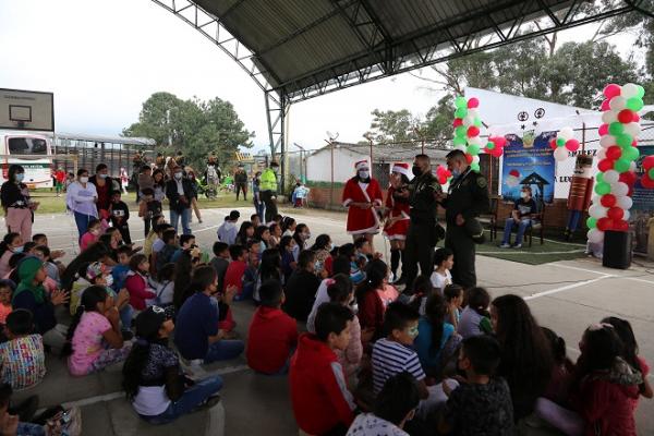 Entregamos regalos en veredas de Granada 