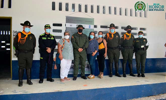 Los Carabineros remodelan una escuela en zona rural de Florencia, Caquetá