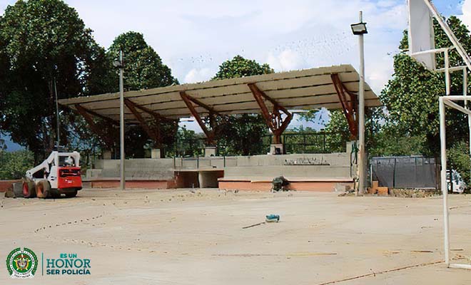 Los Carabineros remodelan una escuela en zona rural de Florencia, Caquetá
