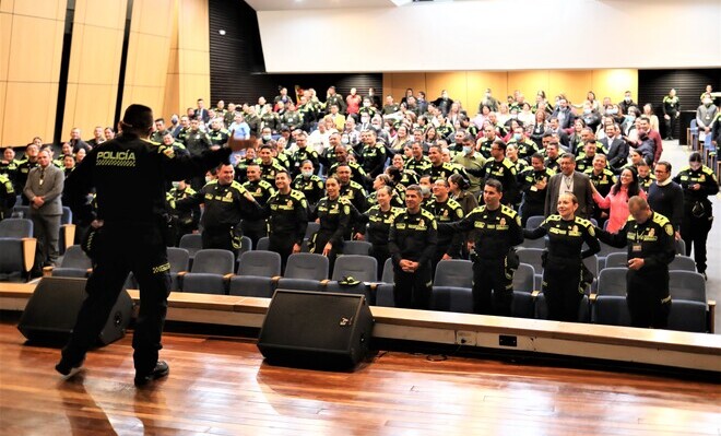 Esta estrategia conlleva a que los uniformados se capaciten para identificar las señales de alerta que puedan salvarle la vida a un compañero.
