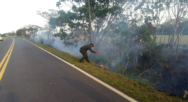 Policía Meta-estingue incendio
