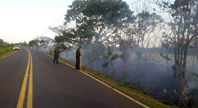 Policía Meta-estingue incendio