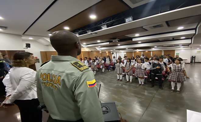 Estudiantes de grados 10 y 11 se graduaron de Guardianes del Turismo en Medellín