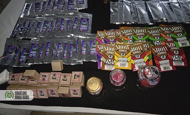 estupefaciente envuelto en chocolate, pasteles y gomitas