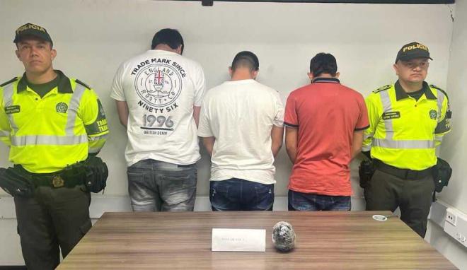 En flagrancia fueron capturados tres hombres trasportando casi medio kilo de cocaína