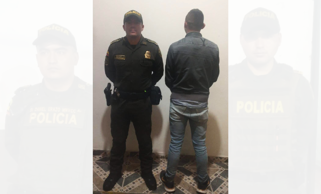 Persona capturada-policías custodiando