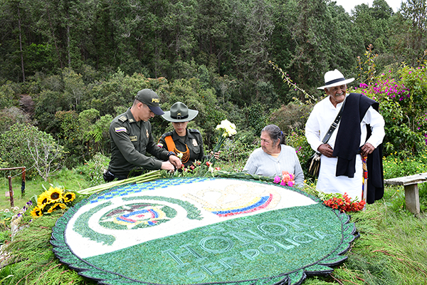Subintendente Carlos Zapata con su familia silletera 