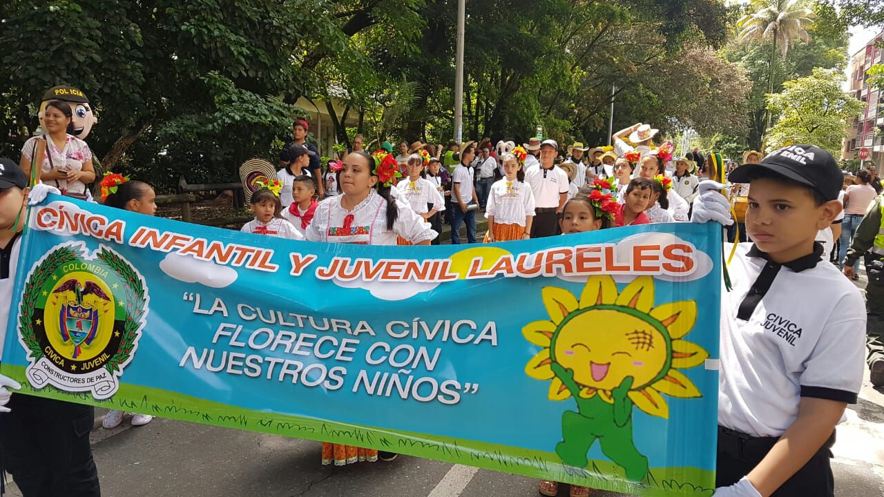 Desfile de caballitos de palo y silleteritos en la feria de las flores 