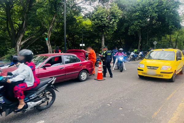 Polic&iacute;a y funcionarios de transito realizando actividades de prevenci&oacute;n y control a la comunidad que transita sobre la ruta 45  