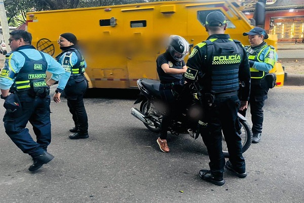 Un Policía y tres funcionarios de transito fortaleciendo la seguridad vial y turística en la Ruta 45 de Neiva