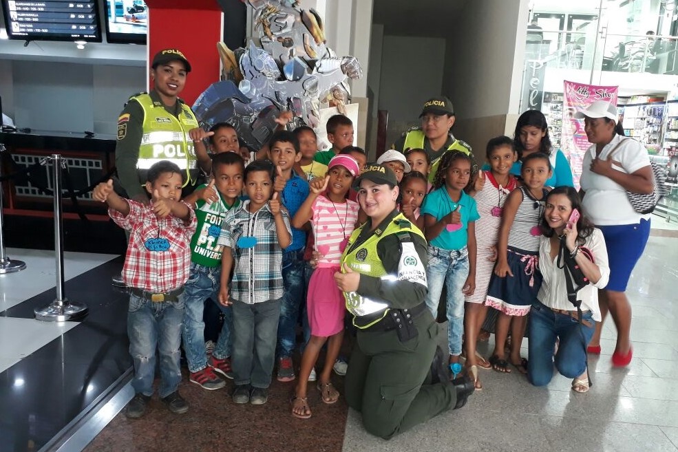 foto-Policia-cumplen -el-sueño-de-8-niño- y-7-niñas-de-una-vereda