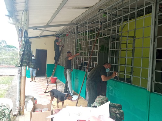 Policías adecuando instalación educativa