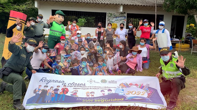Policía acompañando regreso a clases