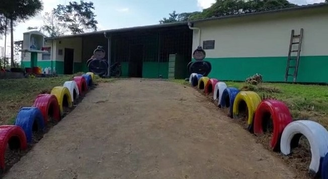 Policías adecuando instalación educativa