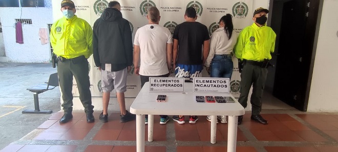 4 personas capturadas-cuatro celulares recuperados-policías custodiando