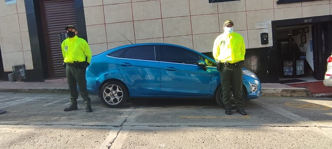 un vehículo inmovilizado-policías custodiando