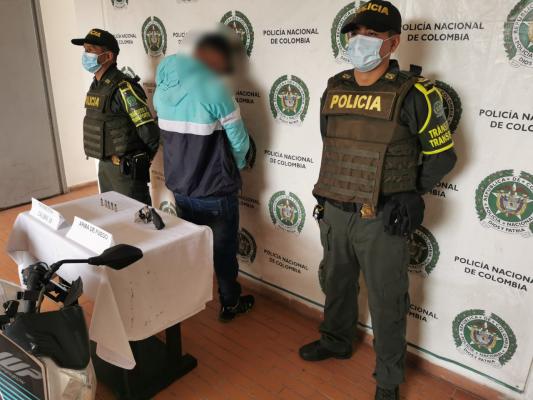 Persona capturada-policías custodiando 