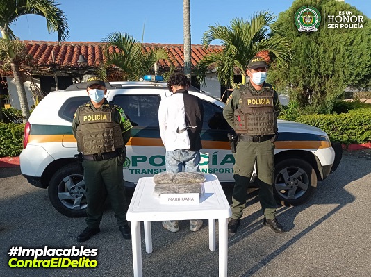 una persona capturada-policías custodiando-alucinógeno incautado