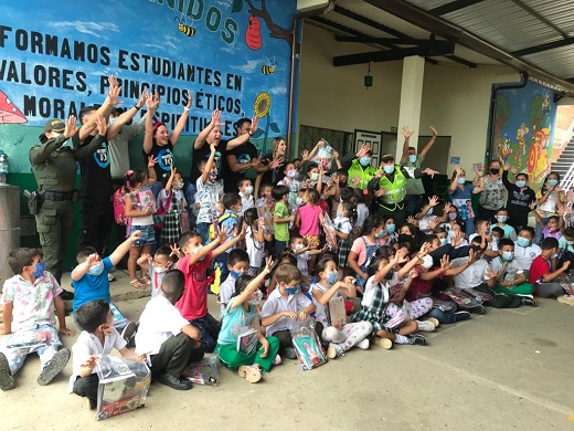 Se entregaron 100 Kits escolares a niños de poblaciones vulnerables