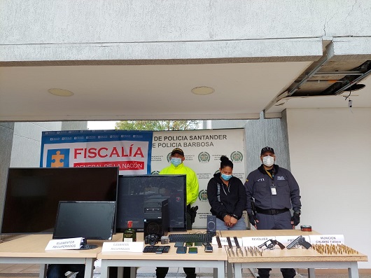 1 persona capturada-policías custodiando-elementos incautados