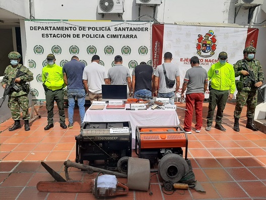 6 personas capturadas-policías custodiando-elementos incautados