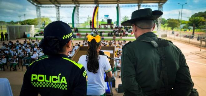 patrullera, niña y coronel 
