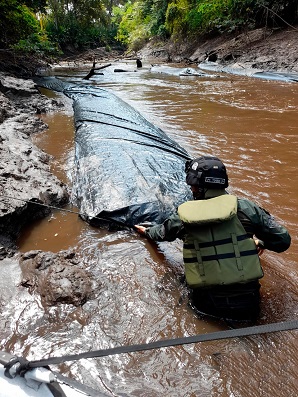 Incautados 9 mil galones de ACPM que eran transportados en ‘vikingos’ a través del rio Opón en Magdalena Medio   