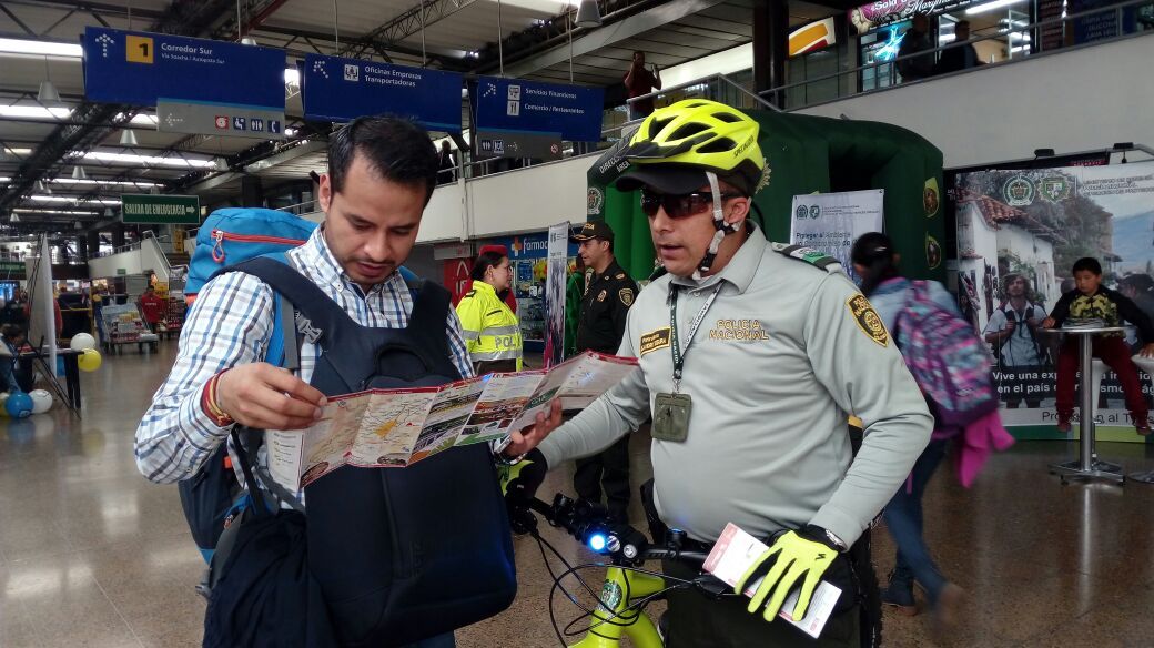 policia-turismo-brindando-información-a-la-ciudadania