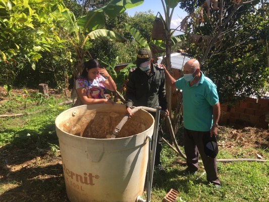 Policía repartiendo agua
