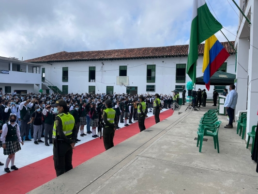 Policía acompañando el regreso a clases