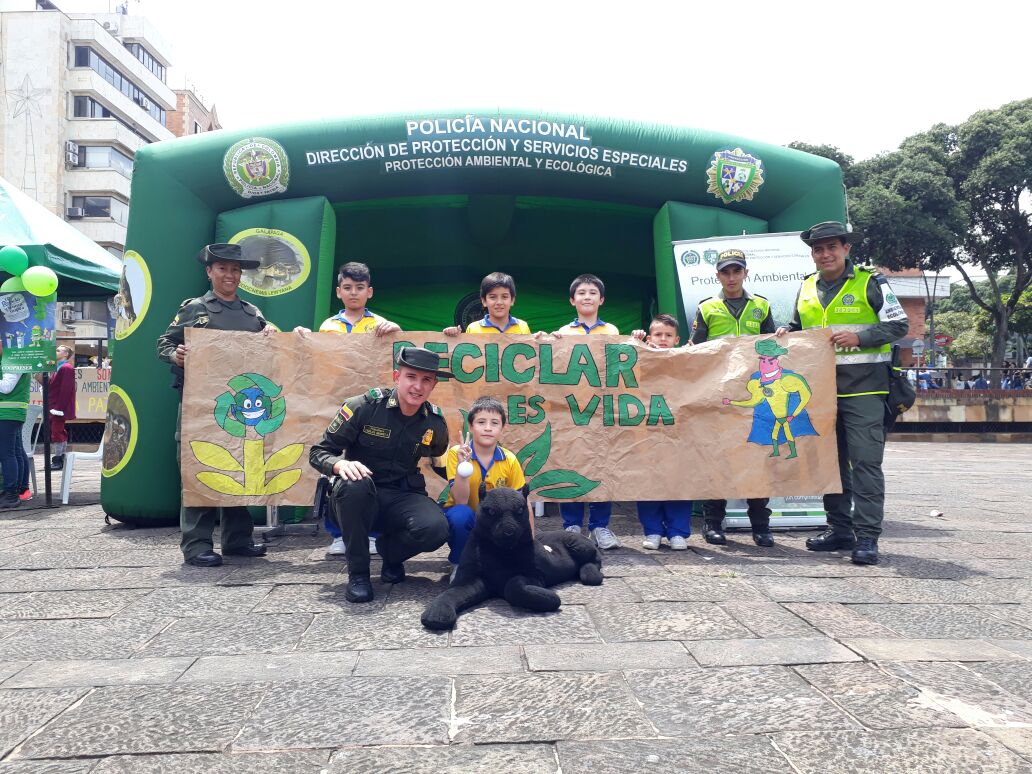 policia-ambiental-celebrando-el-dia-internacional-del-reciclaje