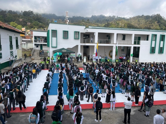 Policía acompañando el regreso a clases