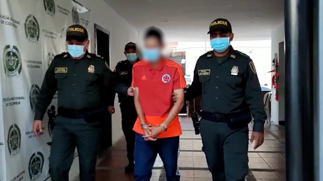 1 persona capturada-policías custodiando