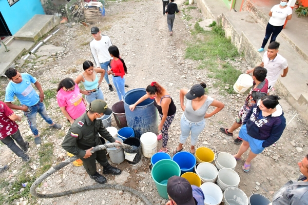 Policía repartiendo agua