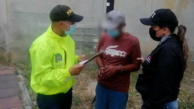 Policía leyendo derechos del capturado
