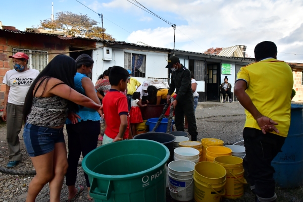Policía repartiendo agua