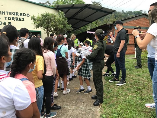 Se entregaron 100 Kits escolares a niños de poblaciones vulnerables