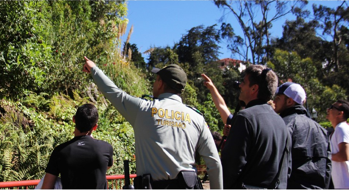 policias-y-turistas-disfrutando-de-los-paisajes