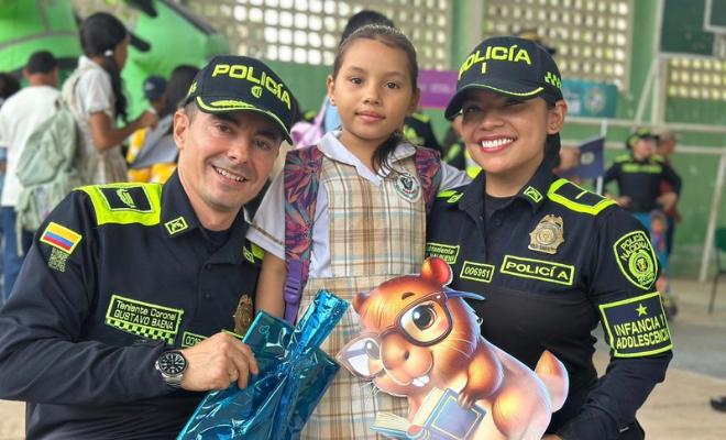 foto de dos policías de infancia y adolescencia con una niña en su regreso a clase 2026.