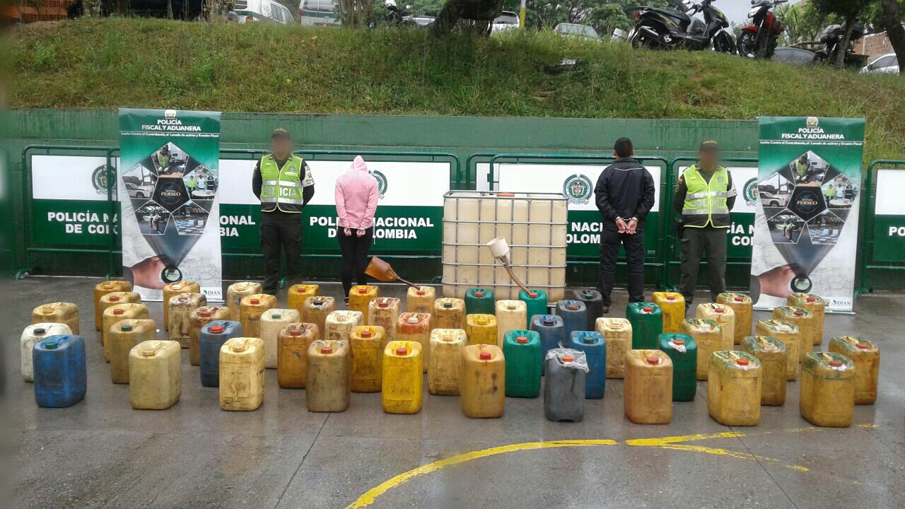 Policía en Santander incauta 271 galones de combustible de contrabando
