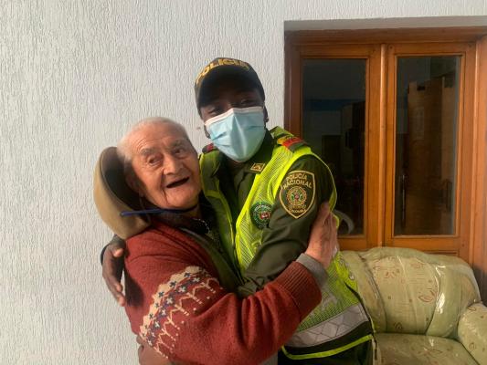 policia con el abuelito