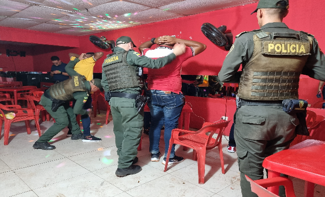 policias, requisando personas