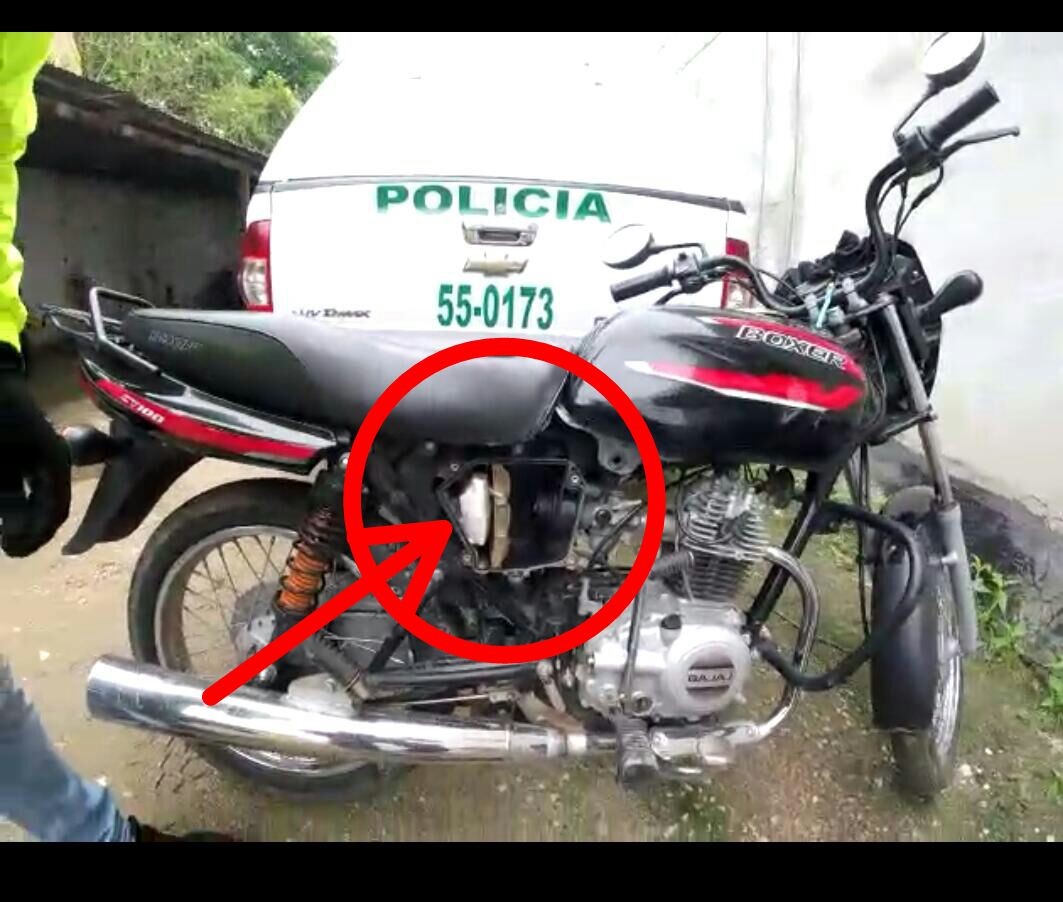 la policía encuentra droga en una moto  