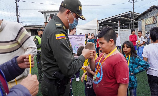 Policía condecorando niño