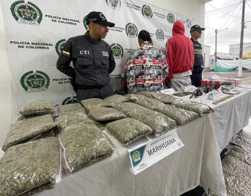 Un polic&iacute;a, un funcionario del CTI y dos capturados con estupefacientes incautados