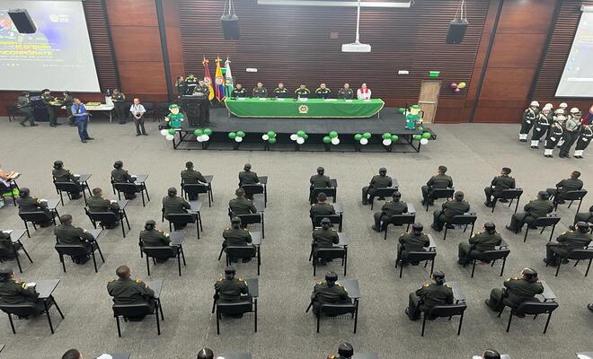  Juramento de bandera de 69 auxiliares de Policía