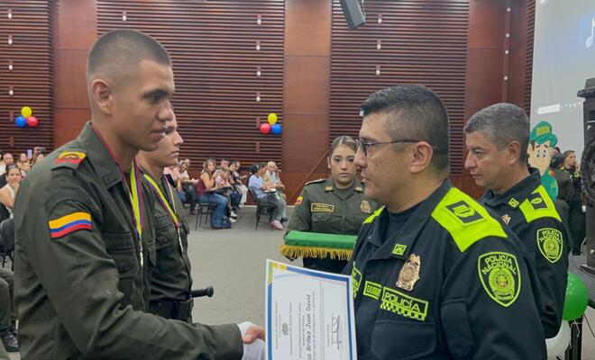 Ceremonia policial en la que 48 mujeres y 21 hombres juraron defender la bandera 