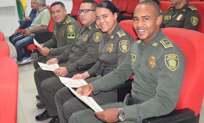 13 funcionarios de la Policía se certificaron en un segundo idioma. 