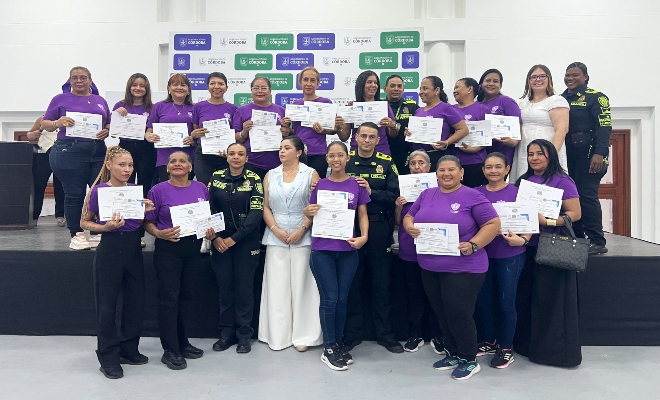 grupo de mujeres con su certificados de “Mujeres Guardianas Púrpura”